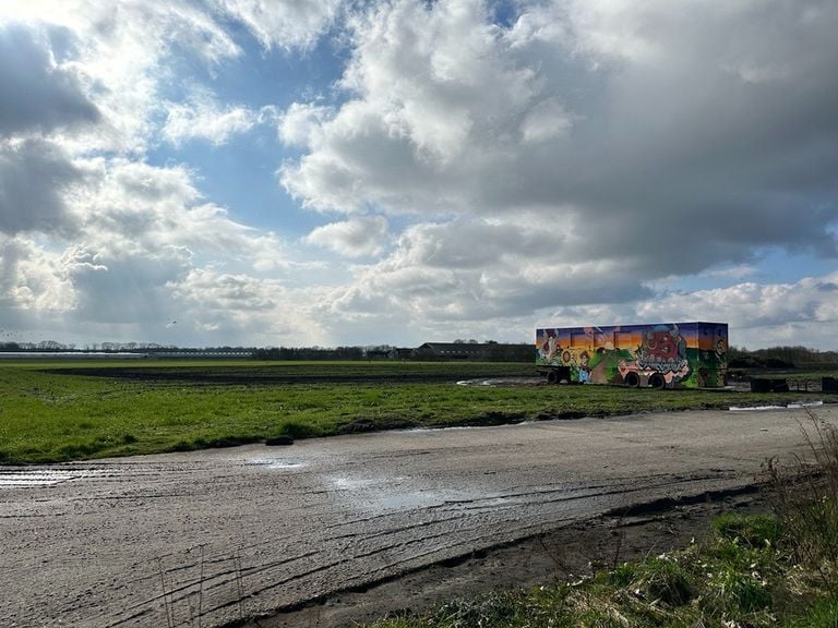 Een carnavalswagen van een andere vereniging aangetroffen in Elsendorp (foto: Ilse Schoenmakers).