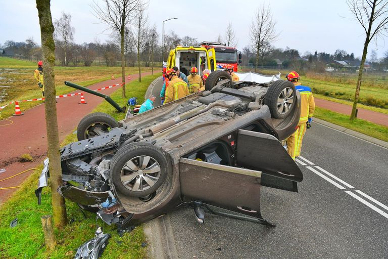 De auto eindigde op zijn kop (foto SQ Vision/ Rico Vogels)