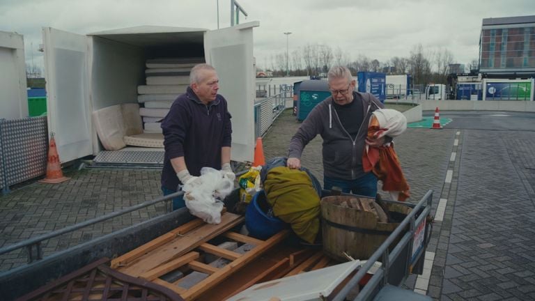 De aanhanger vol spullen doet de zoon denken aan zijn overleden vader (beeld: Omroep Brabant).