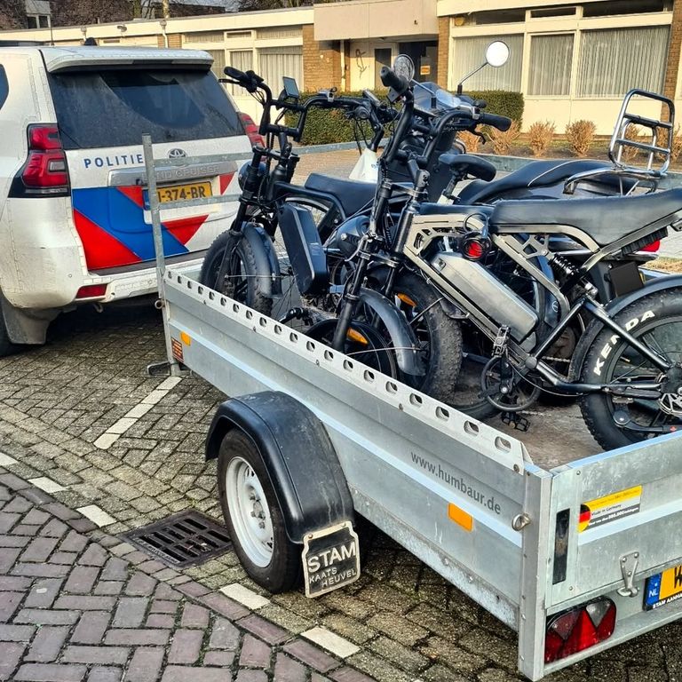 De gestolen spullen zijn in beslag genomen (foto: Wijkagenten Waalwijk).