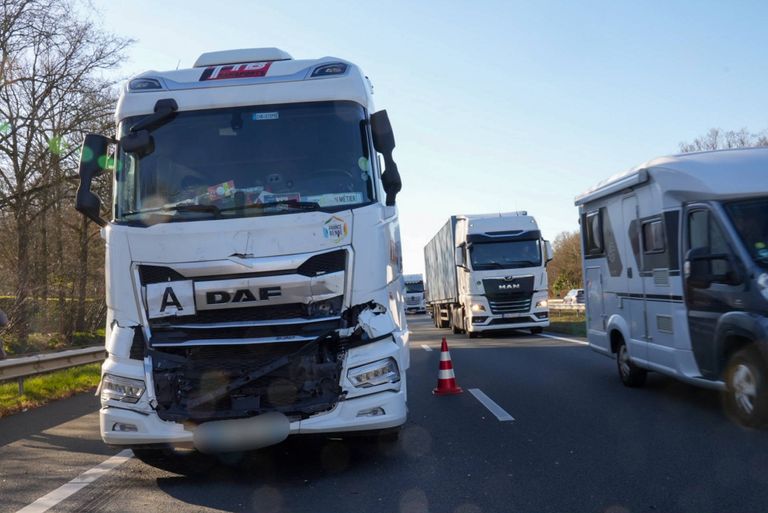 De vrachtwagens botsten op elkaar in de file (foto: Harrie Grijseels / Persbureau Heitink). 