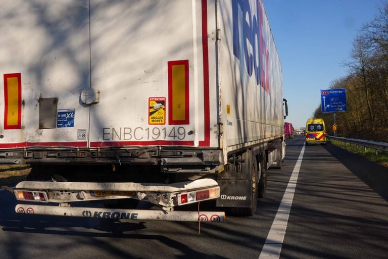 De vrachtwagens stonden in de file door een ongeluk dat kilometers verderop gebeurde (foto: Harrie Grijseels / Persbureau Heitink).