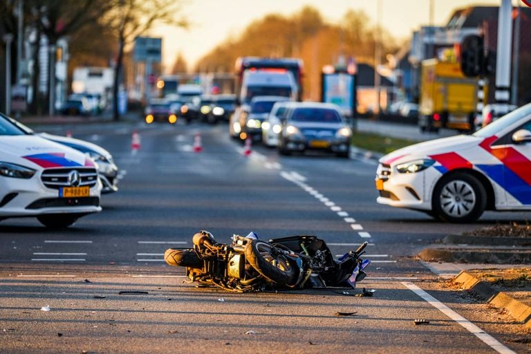 De brokstukken van de zwaar beschadigde scooter liggen op de weg (foto: Persbureau Heitink).