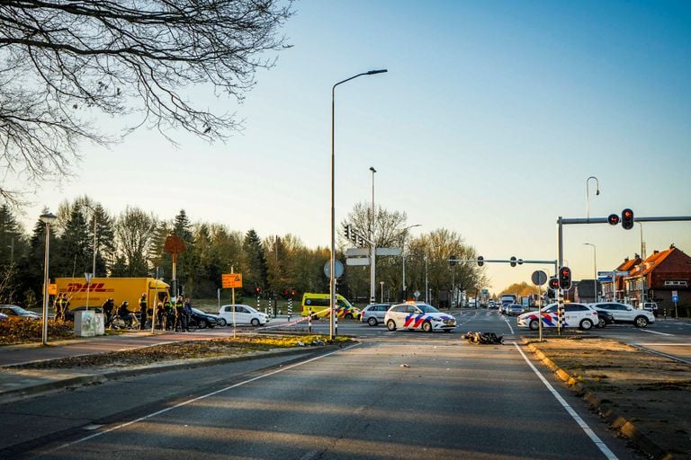 De scooterrijder is met de ambulance naar het ziekenhuis in Tilburg gebracht (foto: Persbureau Heitink).