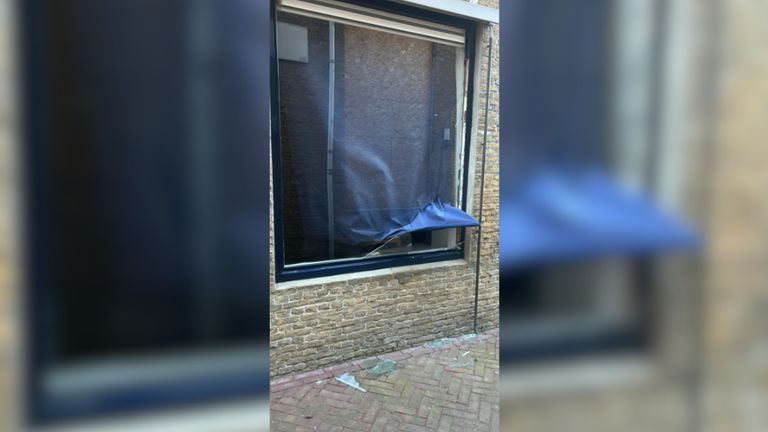 Het raam is ingeslagen met een steen (foto: Kevin Rijken).