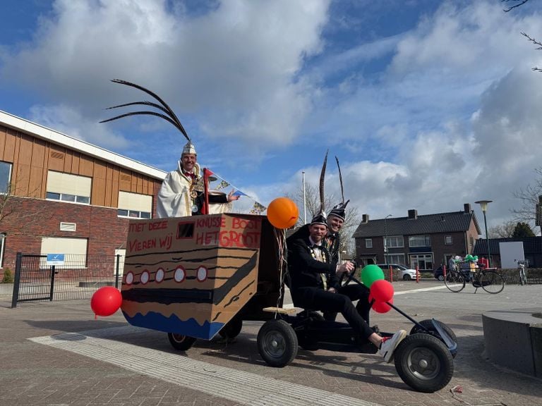 Kinderen bouwden de prinsenwagen na voor de basischooloptocht, misschien kan de prins die lenen zondag? (foto: prins Luuk).