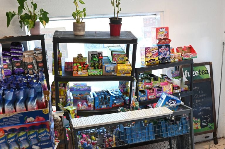 De rekken in de supermarkt stonden scheef (foto: Perry Roovers / Persbureau Heitink).