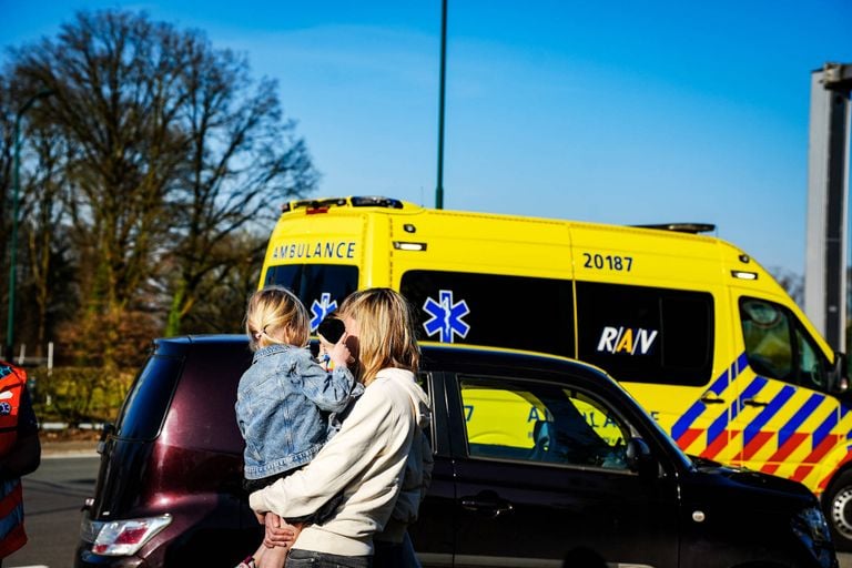 Het meisje kreeg een troostknuffel van de politie (foto: Erik Haverhals / Persbureau Heitink).
