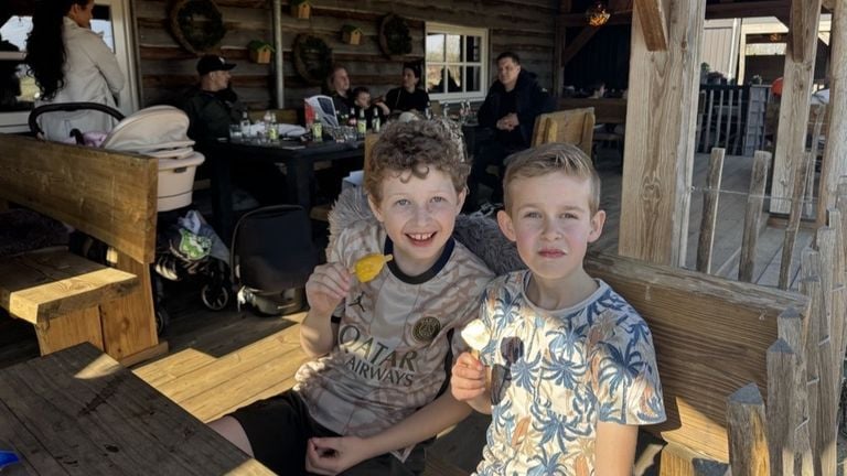 Cas (links) en Vinz genieten van een ijsje op het terras (foto Lav Lukac).