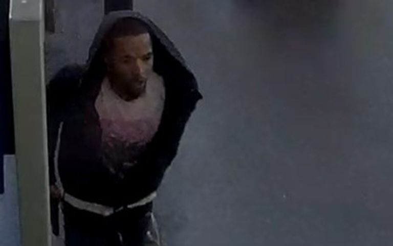 De politie is op zoek naar deze man (foto: politie).