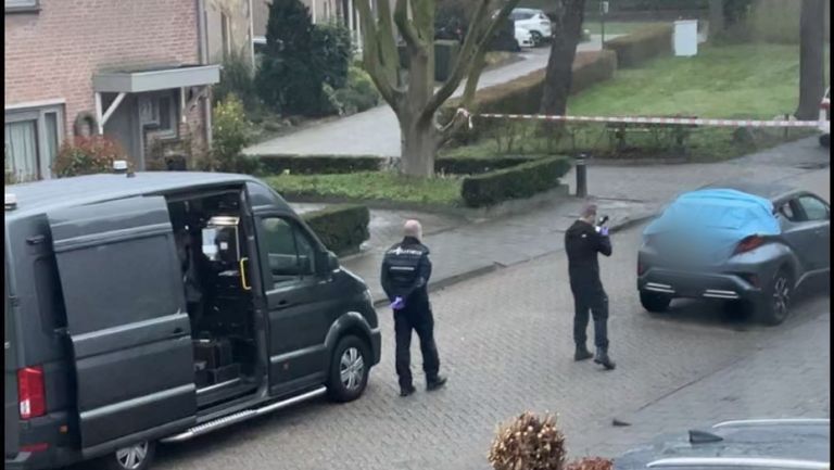 De verdachte auto in de Espakker (foto: BredaNieuws911).
