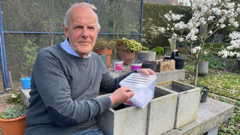 Wim Walen met de val in zijn achtertuin (foto: Alice van der Plas)