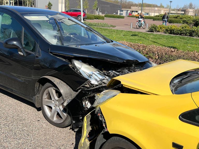 De twee auto's botsten frontaal op elkaar (foto: Perry Roovers/Persbureau Heitink).