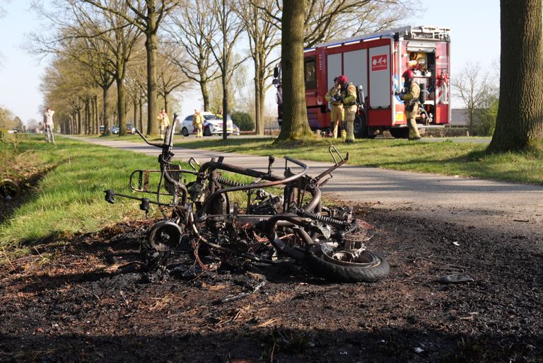 De scooter vloog in brand tijdens het rijden (foto: Harrie Grijseels/Persbureau Heitink).