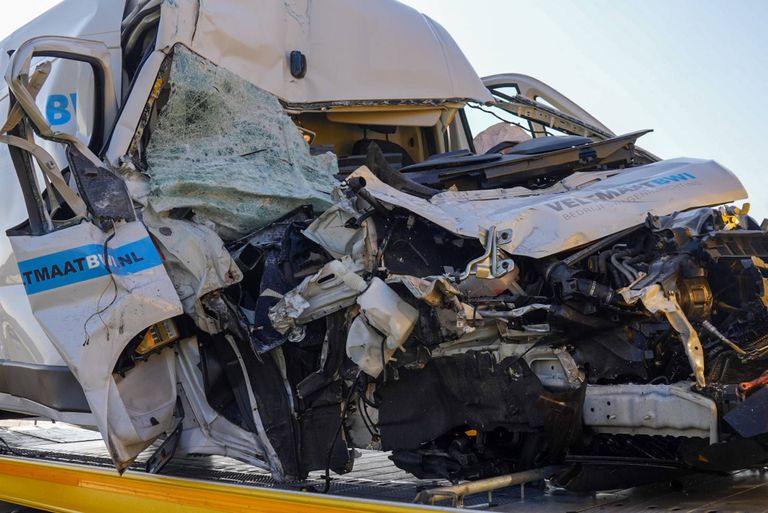 De chauffeur van de beschadigde bestelbus is niet gewond geraakt (foto: Harrie Grijseels / Persbureau Heitink).