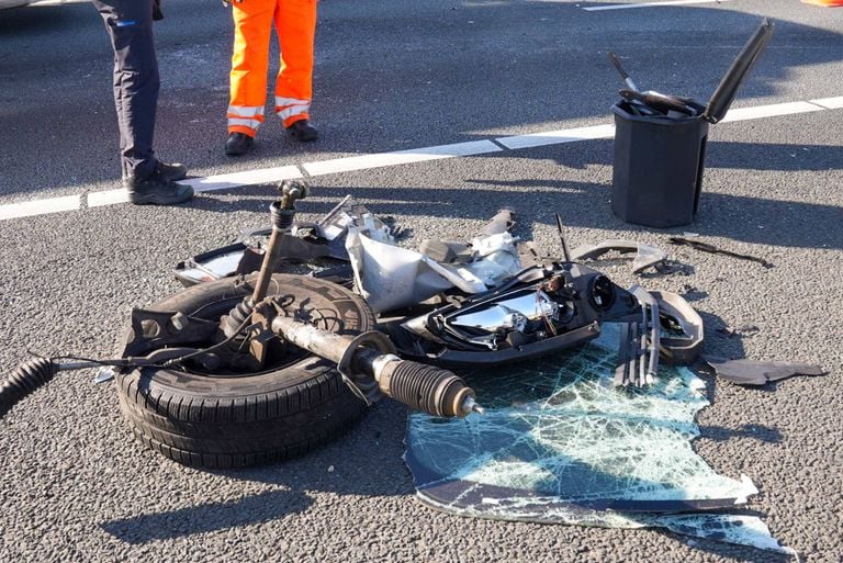 De schade aan de bestelbus was flink (foto: Harrie Grijseels / Persbureau Heitink).