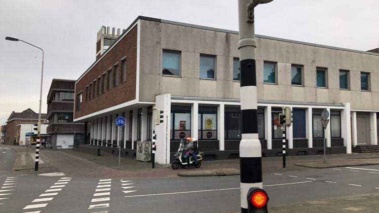 De plek van de inslag van 1 maart 1945 hoek Wassenaarstraat/Burgemeester Van Hasseltstraat (foto: Willem-Jan Joachems).