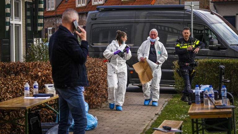 Onderzoek bij het huis in Helmond (foto: SQ Vision).