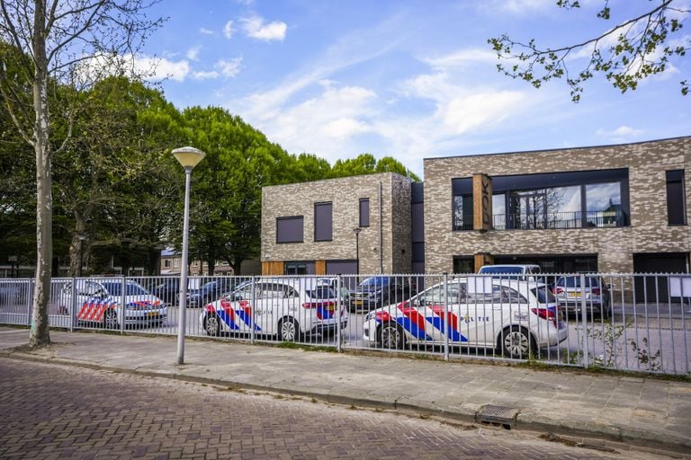 Politieauto's bij Het Dok nadat leerlingen beschoten werden (foto: SQ Vision).