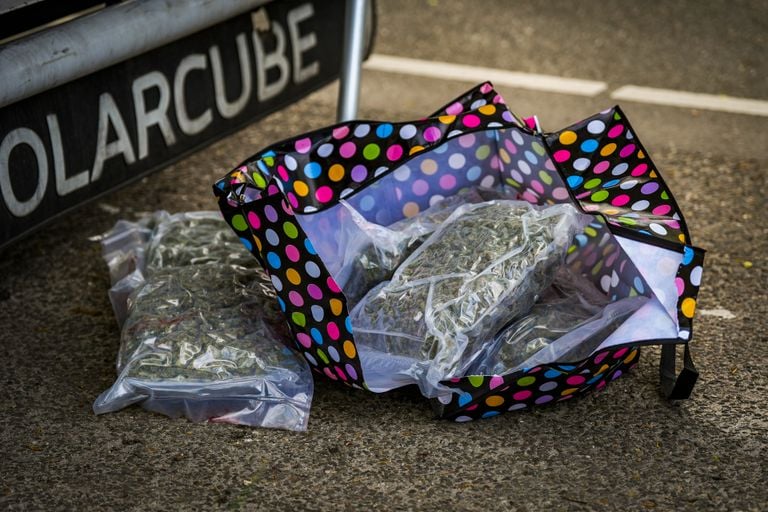Drugs bij de vrachtwagen (foto: SQ Vision)