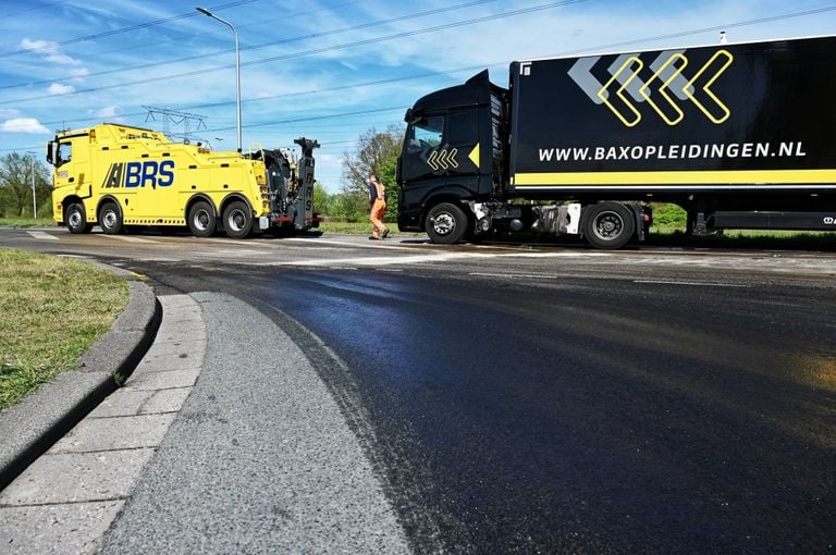 De lesvrachtwagen verloor honderden liters diesel door de klap (foto: Toby de Kort / Persbureau Heitink).