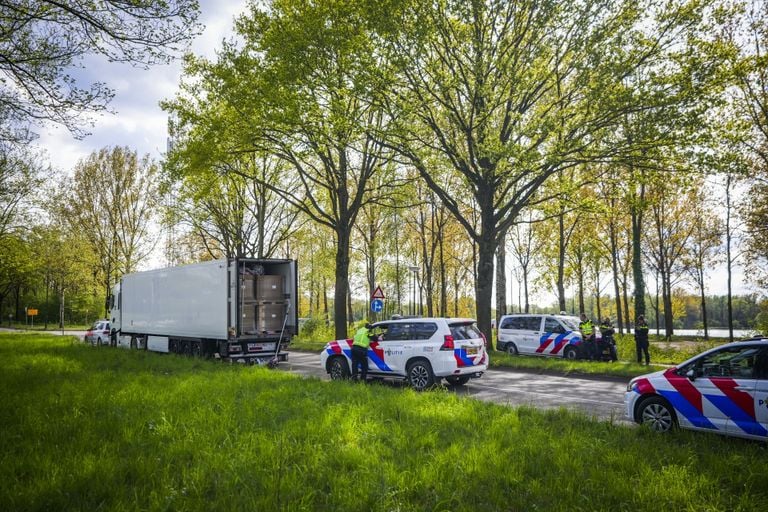 De politie vond drugs in de vrachtwagen (foto: SQ Vision).