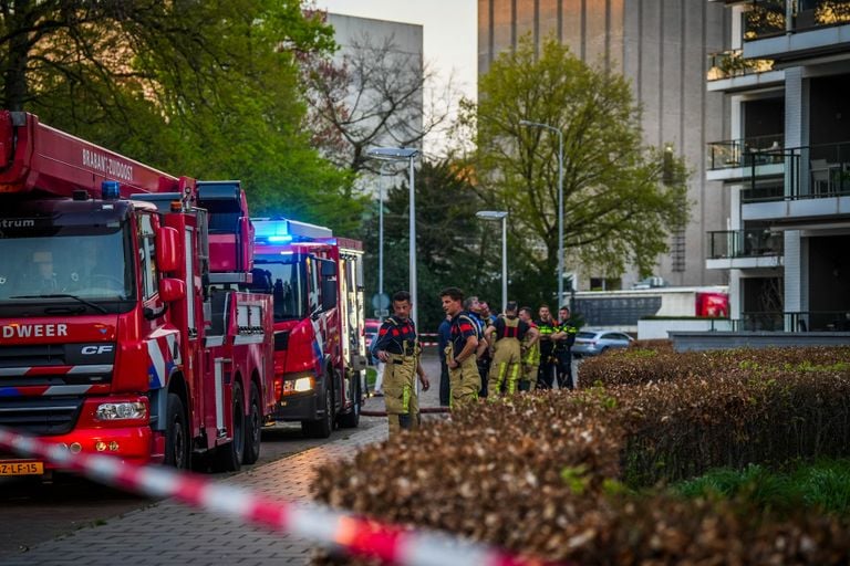 Brandweer bij het wooncomplex in Eindhoven (foto: Persbureau Heitink).