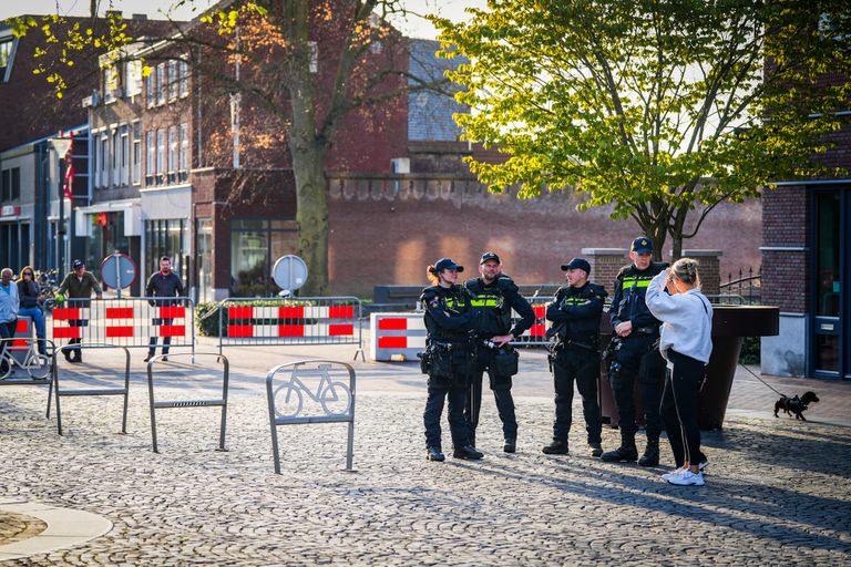 Rond het gemeentehuis waren er hekken geplaatst om mensen op afstand te houden (foto: Persbureau Heitink).