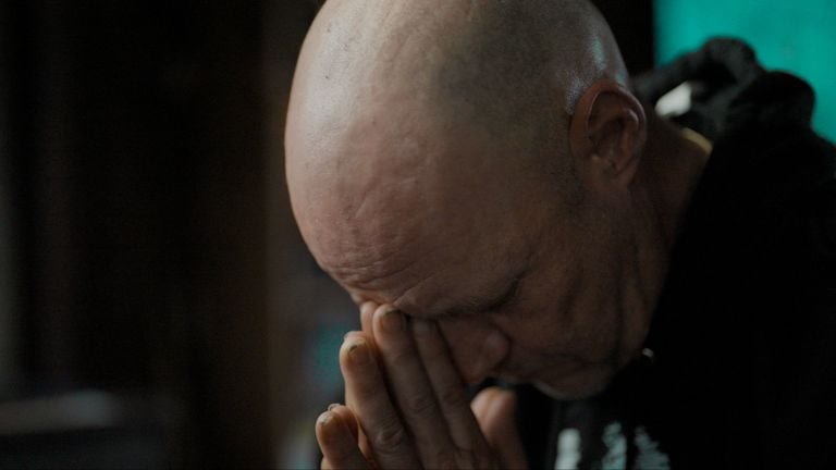 Albert nadat hij te horen krijgt hoe zijn jongere zusje om het leven is gekomen (foto: TOXIC).