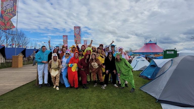 De studentenvereniging op Paaspop vorig jaar (foto: Anke aardbei).