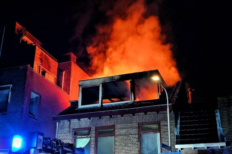 Een uitslaande brand in Veldhoven ( Persbureau Heitink Toby de Kort)