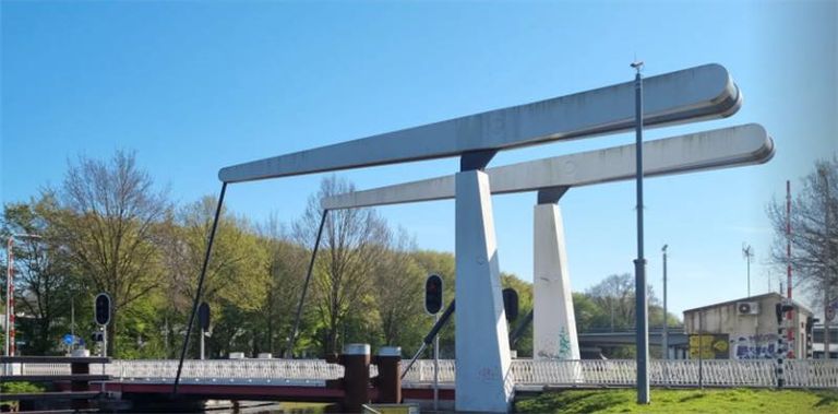 De bewuste brug in Tilburg waar geen auto's toegestaan zijn (foto: Instagram Politie Leijdal)