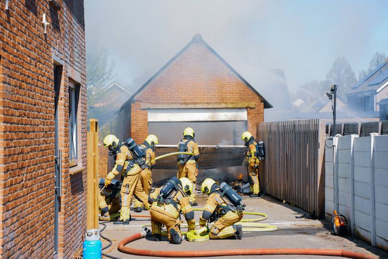 Bij de brand in de schuur is asbest vrijgekomen (foto: Erik Haverhals/ Perbureau Heitink)
