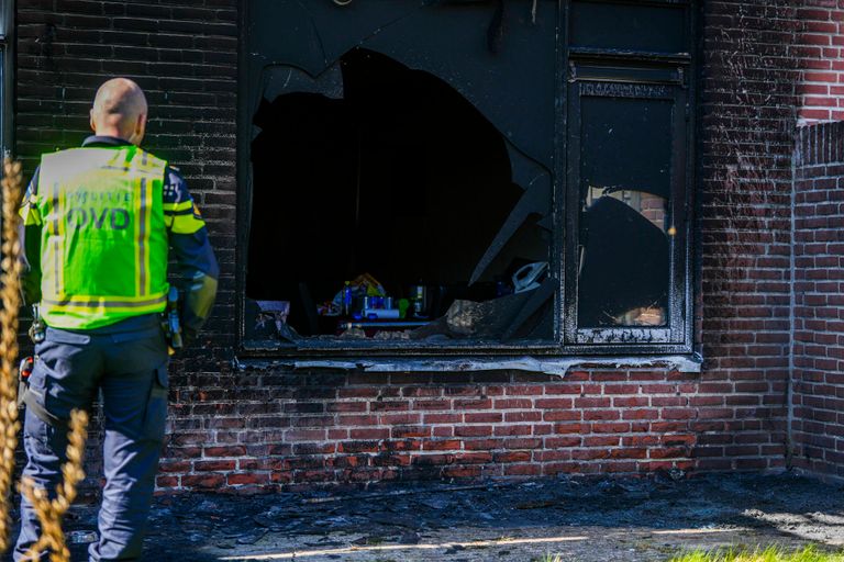 De ruit sneuvelde, maar binnen brak geen brand uit (foto; Persbureau Heitink)