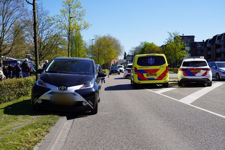 De vrouw viel uit haar rolstoel na de aanrijding (foto: Jeroen Stuve/Persbureau Heitink).