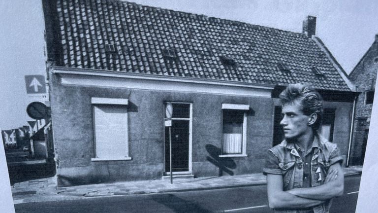 Vrienten voor zijn oude huis (gemonteerde foto)