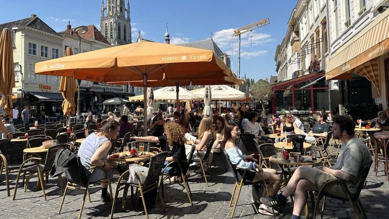 Het is druk op de terrassen in Breda (foto: Floortje Steigenga).