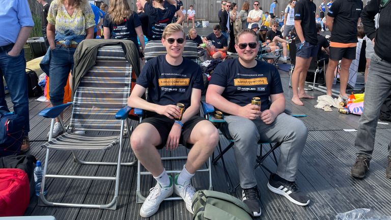 Toeschouwers genieten met een biertje (foto: Rene van Hoof)