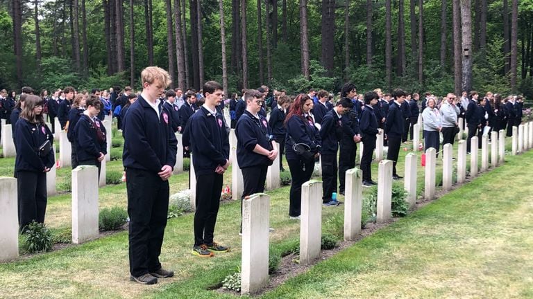 De studenten ieder bij hun geadopteerde graf  (foto: Willem-Jan Joachems)