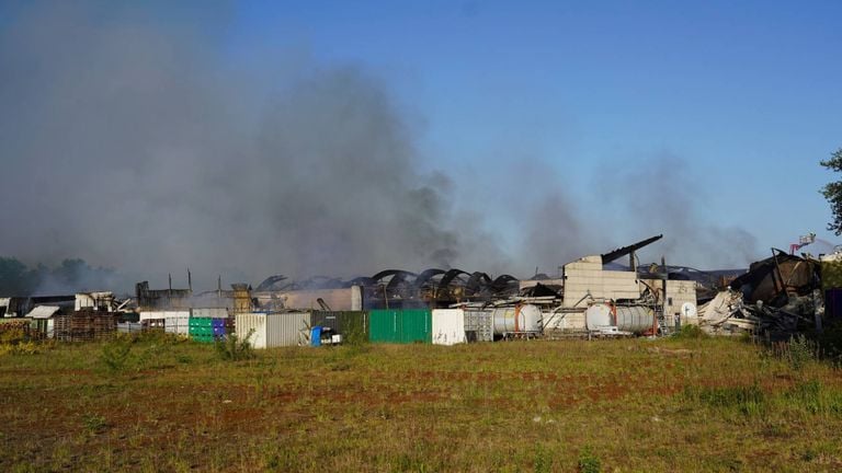 Er is weinig over van de fabriek na de brand (foto: Jeroen Stuve/Persbureau Heitink).