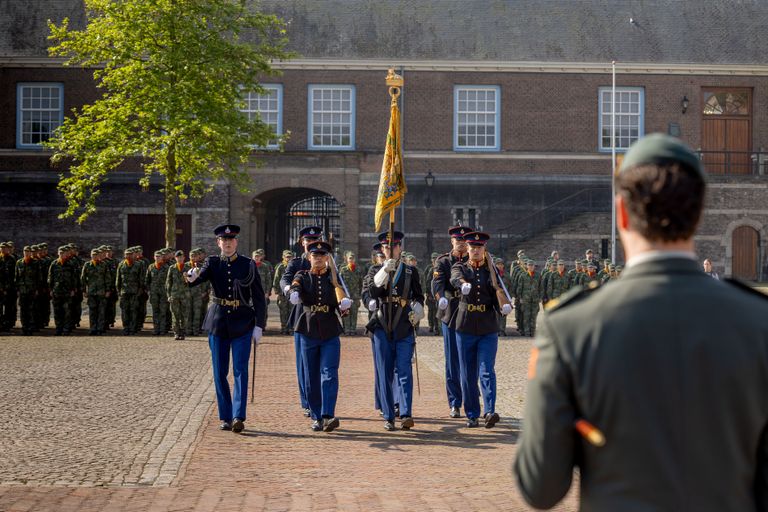 De Buitengewone Vlaggenparade op het militaire terrein (foto: Ministerie van Defensie).