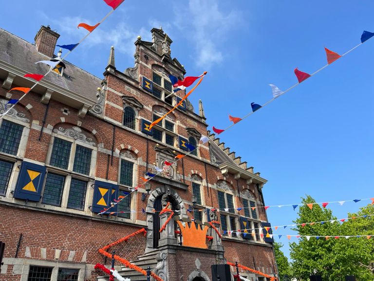 Versierd stadhuis in Klundert (foto: Floortje Steigenga).