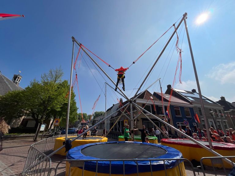 Trampolines op de markt in Klundert (foto: Floortje Steigenga).