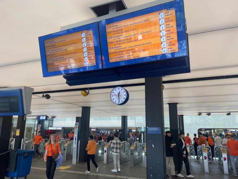 Oranje informatieborden op het station in Eindhoven (foto: Hans Janssen).