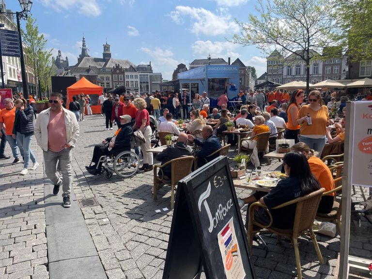 De terrassen stromen vol in Den Bosch (foto: Hans Janssen).