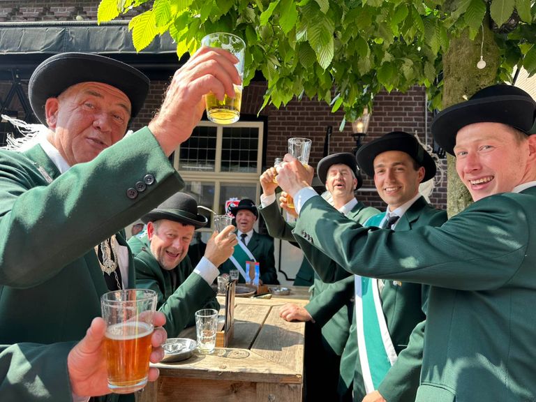 Genieten op het terras in Deurne (foto: Floortje Steigenga).