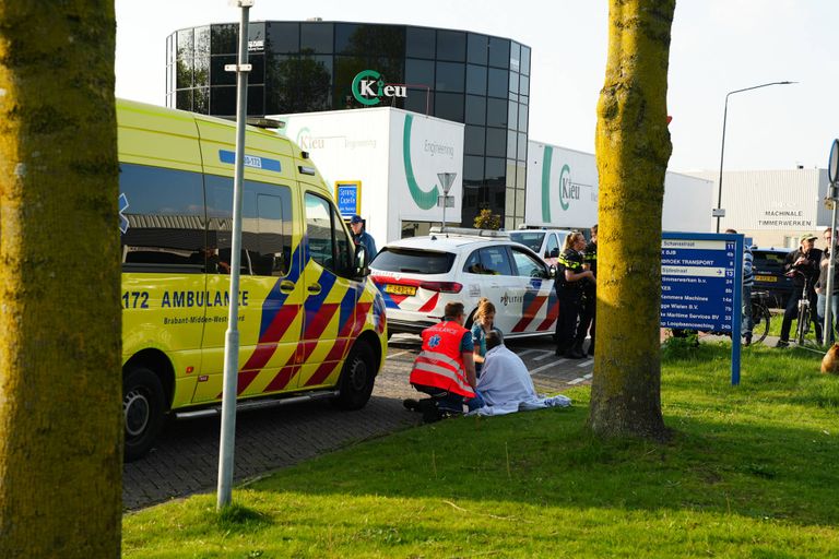 De man wordt nagekeken door het ambulancepersoneel (foto: Erik Haverhals/ Persbureau Heitink).