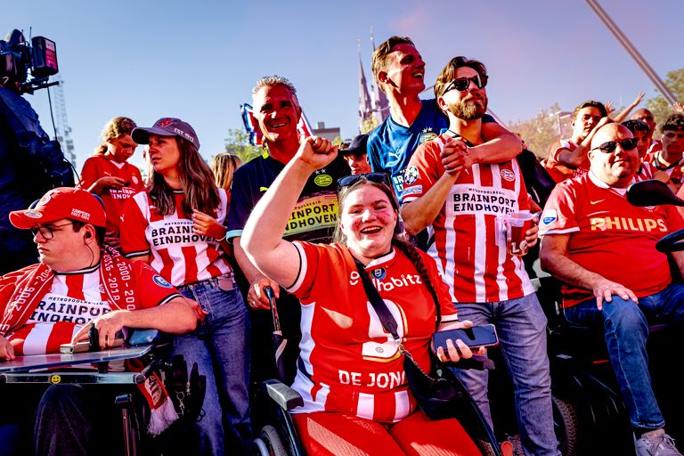 Fans in een rolstoel keken vooraan bij het podium én zagen dat het goed was (foto: Marcel van Dorst/Eye4Images).