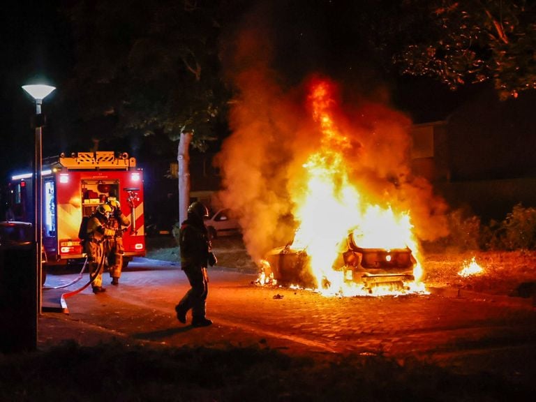 Auto brand volledig uit (foto: Addy Smits / Persbureau Heitink)