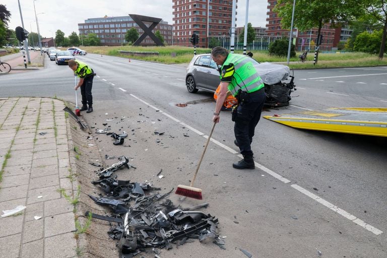 De weg ligt bezaaid met brokstukken (foto: Persbureau Heitink).